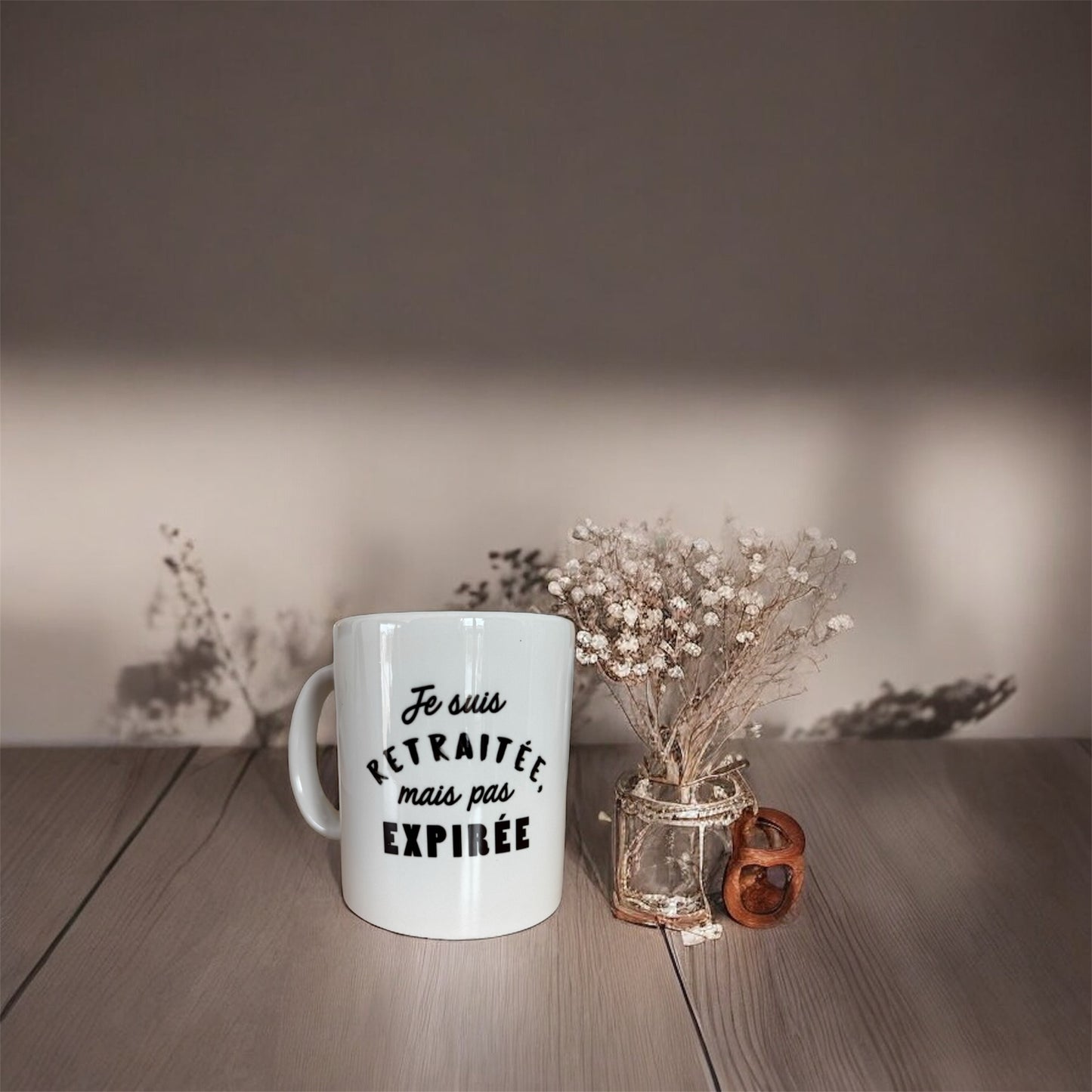 Tasse « je suis retraité mais pas expirée »